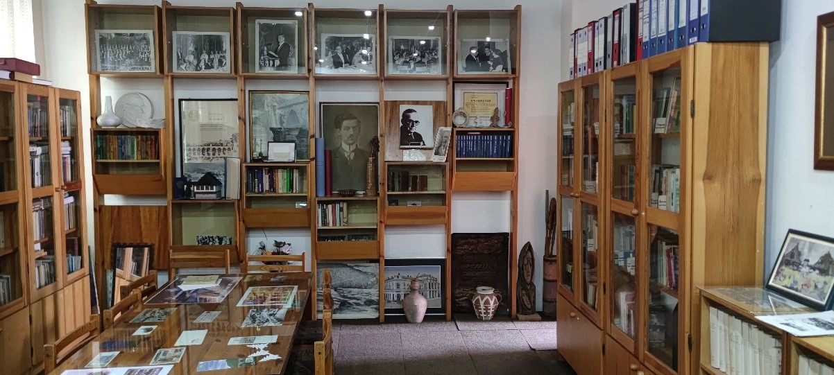 Спомен-соба Иве Андрића са књигама, фотографијама и документима